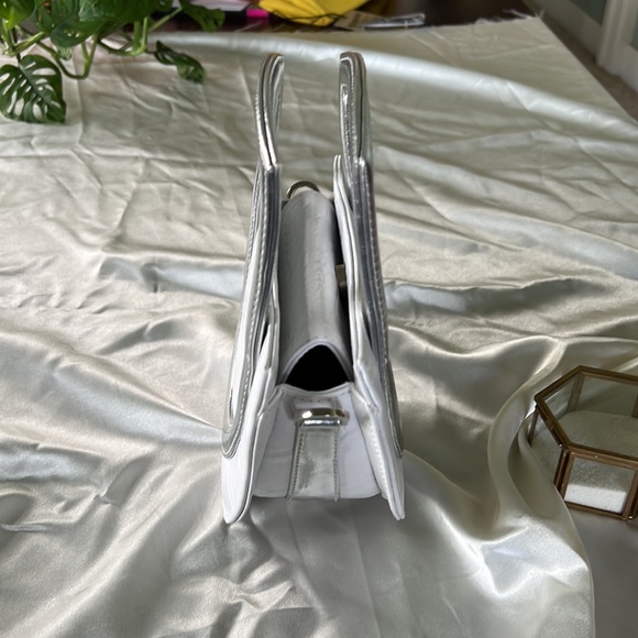 NWOT Aliel White-Silver Sukoon Handbag - Picture 5 of 6